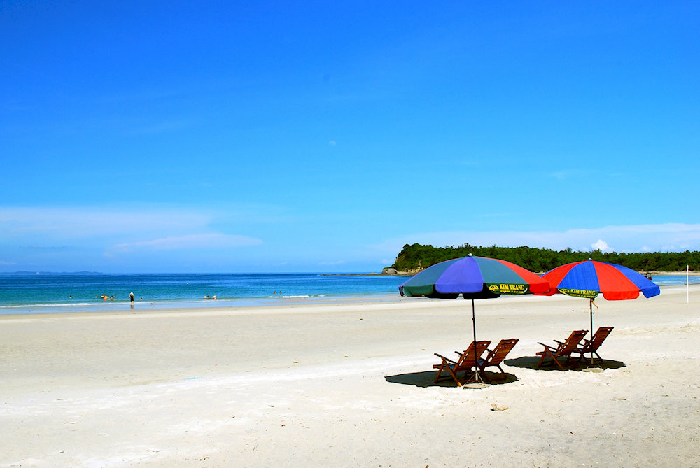 The peaceful atmosphere at Quan Lan Beach
